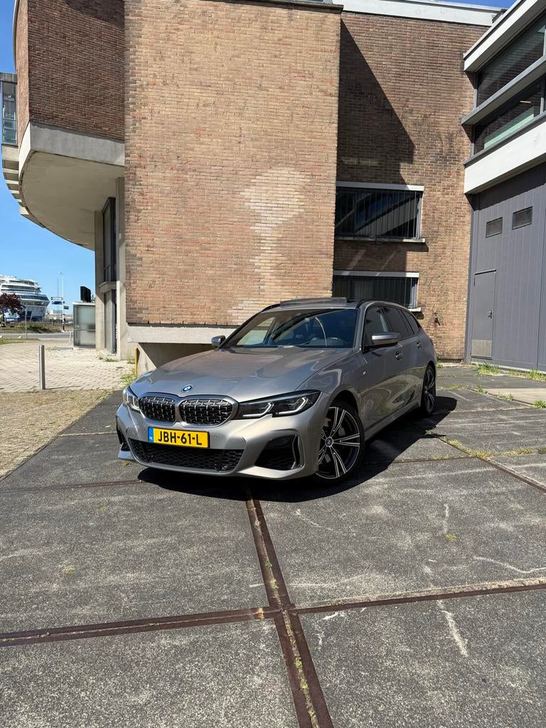 BMW 3-Serie Touring 330e 292pk Aut 2022 Grijs M-Sport/Pano, 1998 cc, Achterwielaandrijving, Zwart, 4 cilinders