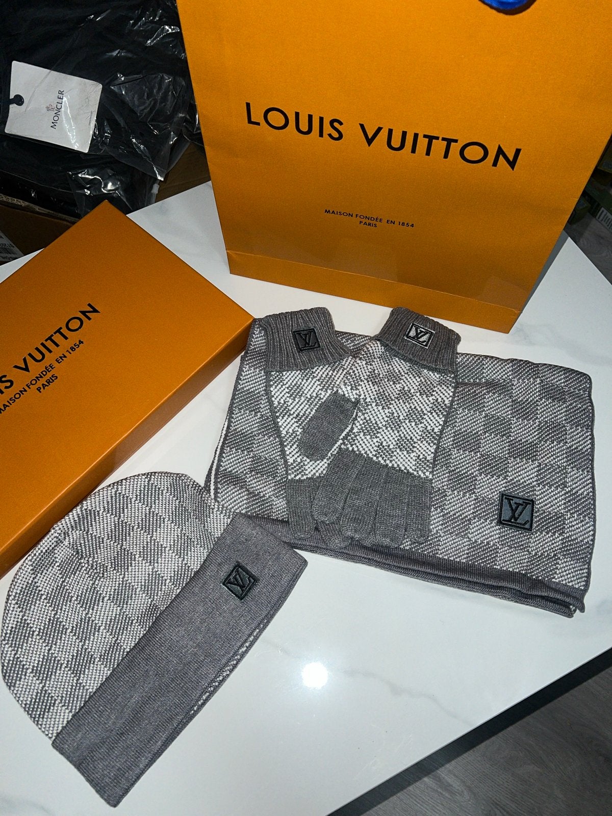 Louis Vuitton Muts, Sjaal & Handschoenen Set, Ophalen of Verzenden, Nieuw, Muts