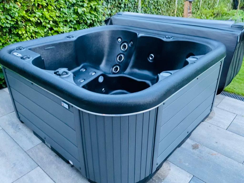Jacuzzi 6 pers merk balboa €3850,-, Ophalen of Verzenden, Zo goed als nieuw, Trap, Vast