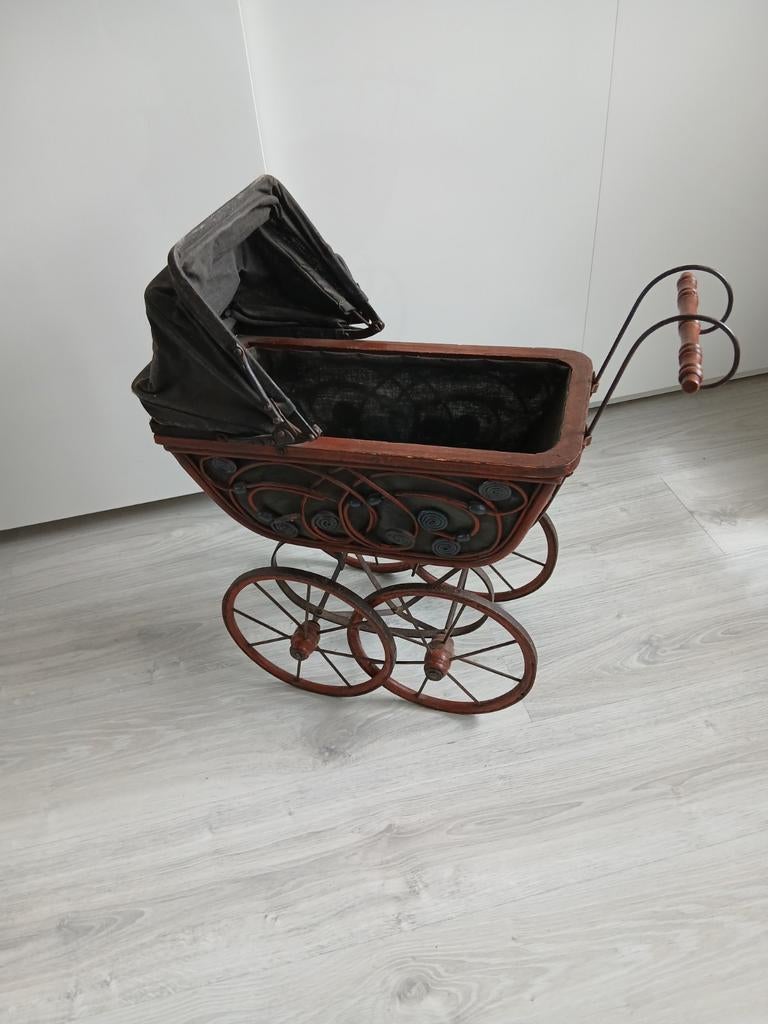 Antieke poppenwagen met pop, dekbed en kussen, Ophalen of Verzenden