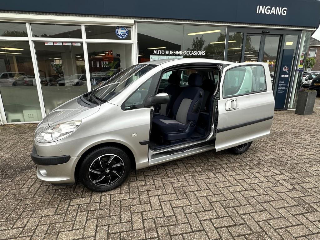 Peugeot 1007 1.6-16V GENTRY  AUTOM, Auto's, Automaat, 15 km/l, Gebruikt, 4 stoelen