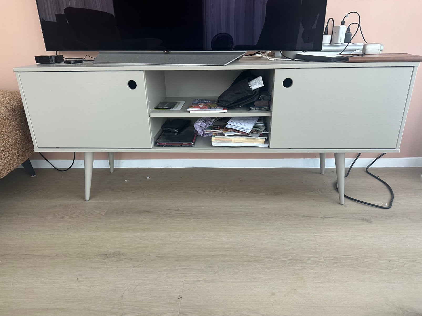 TV Meubel met schuif deurtjes, Ophalen, 100 tot 150 cm, Neutraal, Zo goed als nieuw