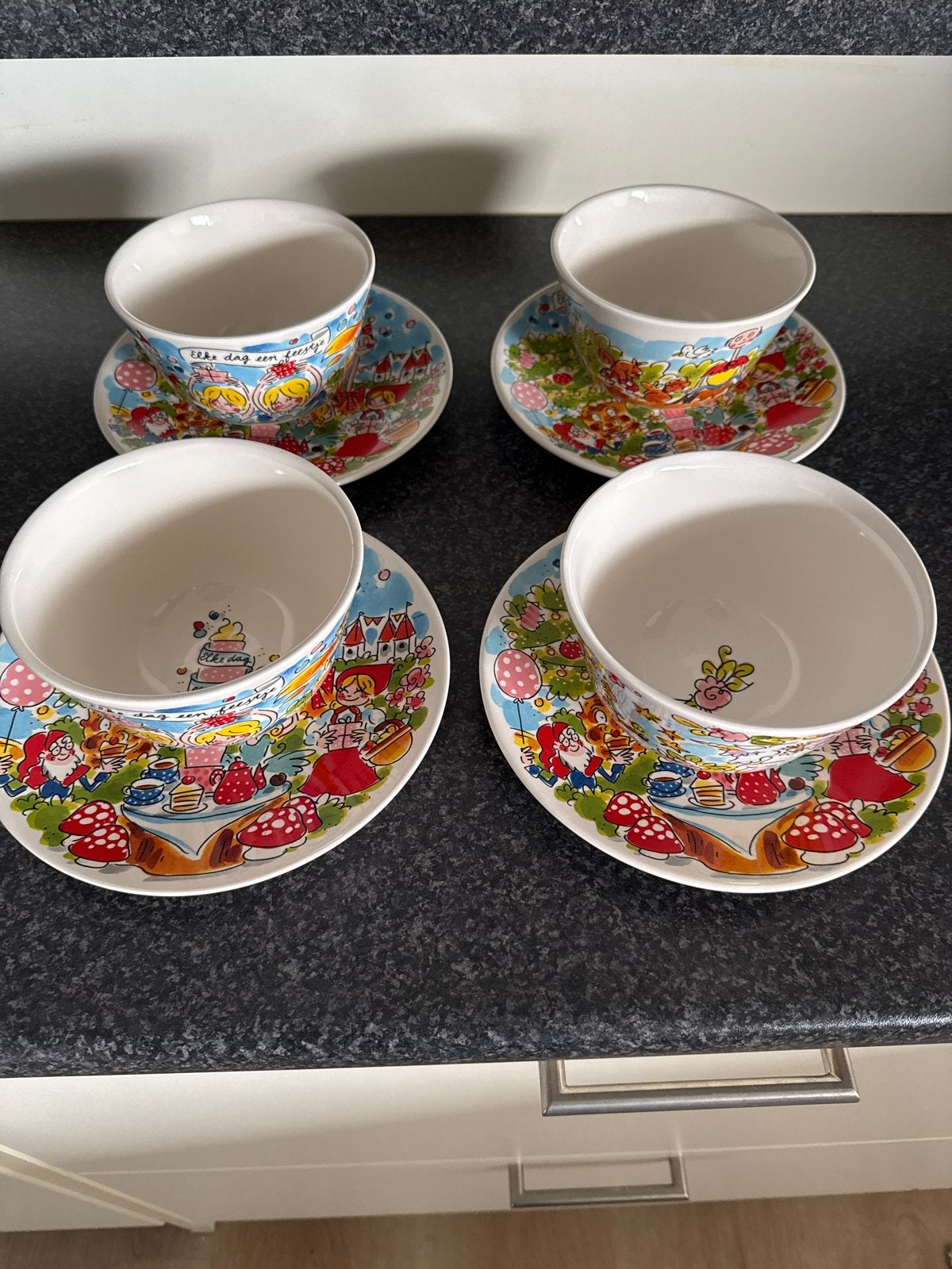 Efteling Blond Amsterdam servies - 4 kommen en 4 borden, Ophalen, Keramiek, Zo goed als nieuw, Modern