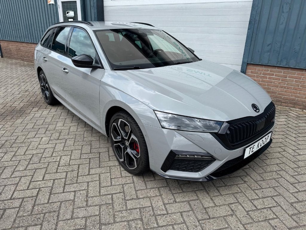 Skoda Octavia 1.4 TSI iV 245pk Phev DSG 2021 Grijs, Auto's, Zwart, 4 cilinders, Alcantara, Parkeerassistent
