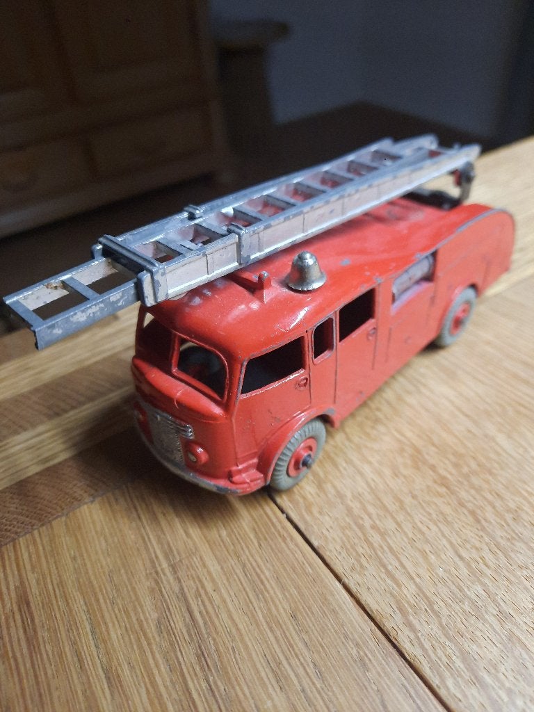 Dinky Toys. Fire engine. 555. ladder is compleet, Ophalen of Verzenden, Gebruikt, Dinky Toys