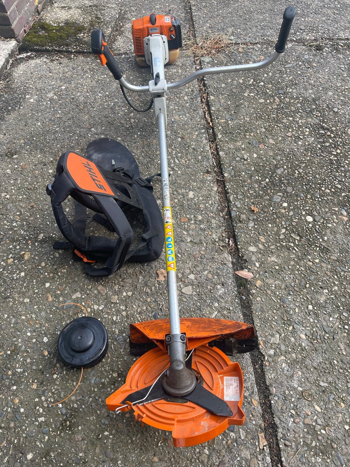 Stihl FS 350 Bosmaaier met slagmes, draadkop en draagtuig, Tuin en Terras, Ophalen, Gebruikt, 30 tot 50 cm, Benzine