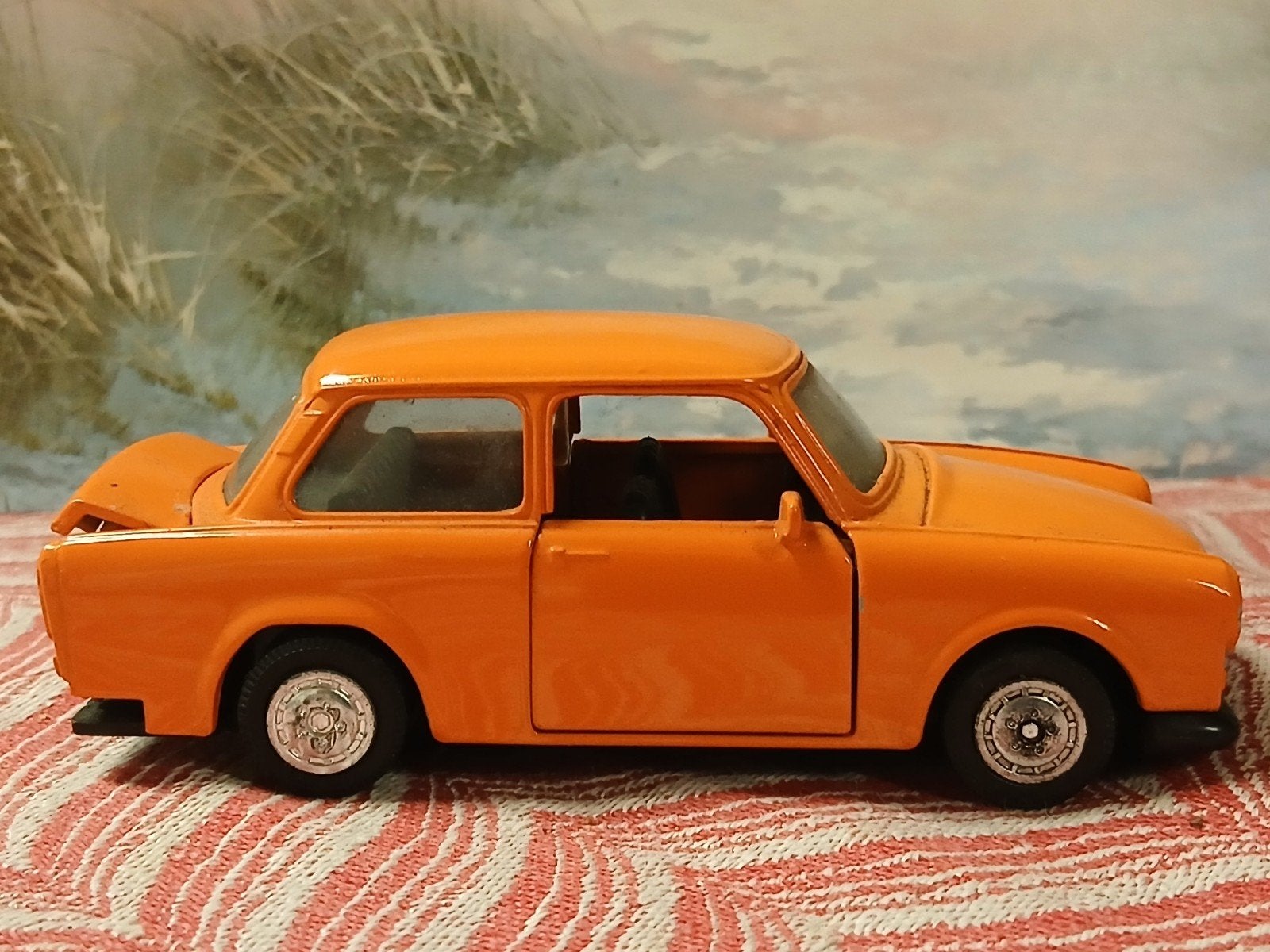 Welly Trabant 601 Limousine Oranje Modelauto 1:34-1:39, Ophalen of Verzenden