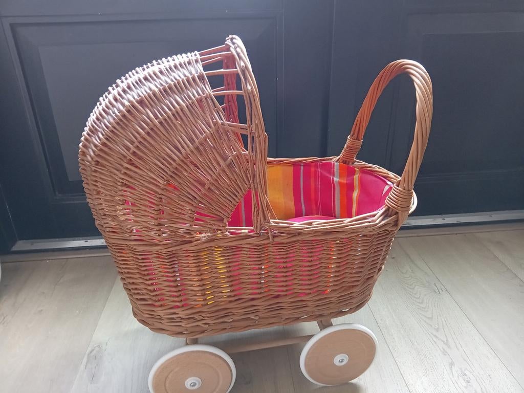 Rotan poppenwiegje met wieltjes zo goed als nieuw, Kinderen en Baby's, Speelgoed | Poppen, Zo goed als nieuw, Babypop, Ophalen