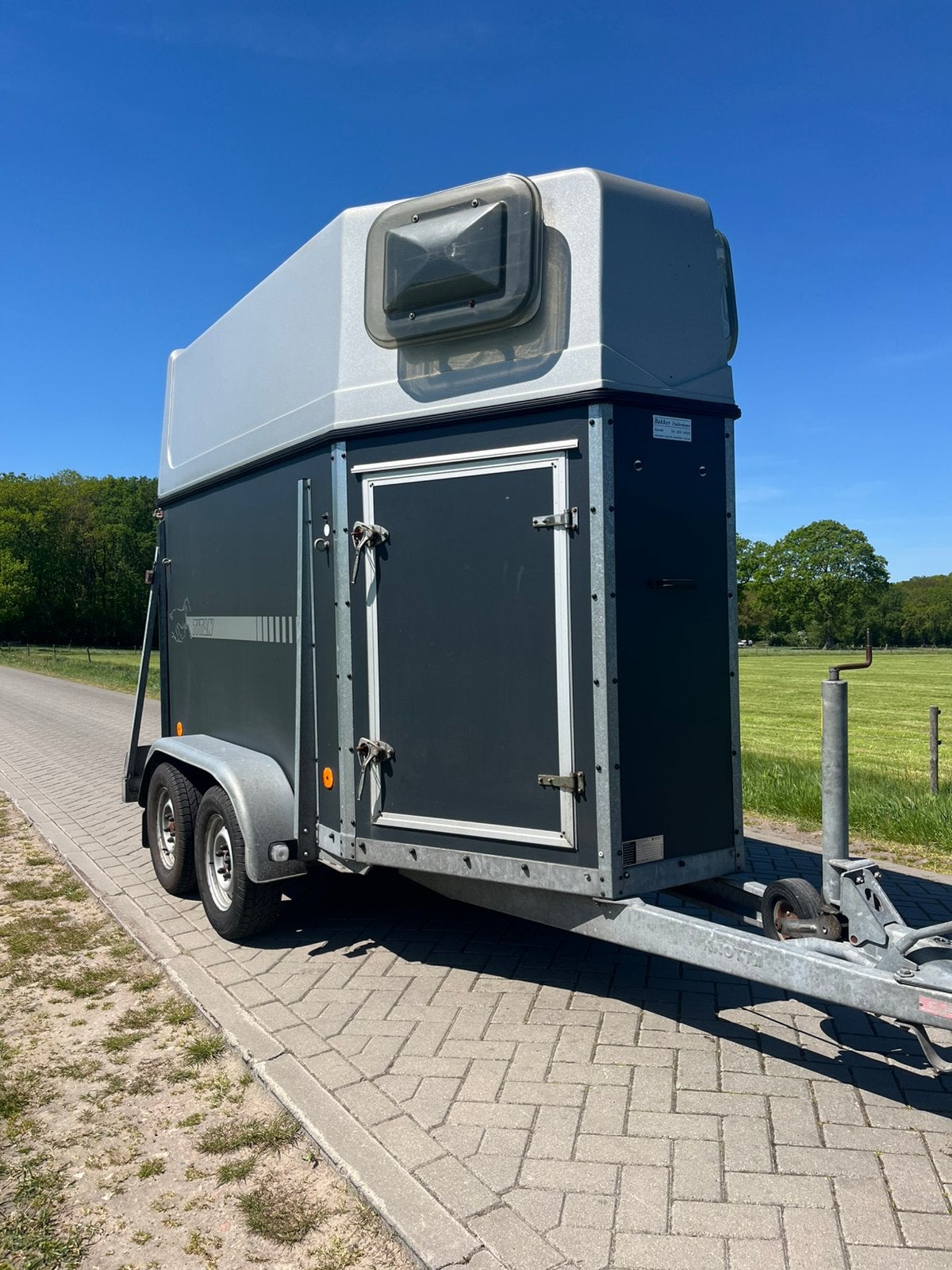 1,5 paards paardentrailer 2010 nieuwstaat titan, Dieren en Toebehoren, Paarden en Pony's | Trailers en Aanhangwagens, Ophalen