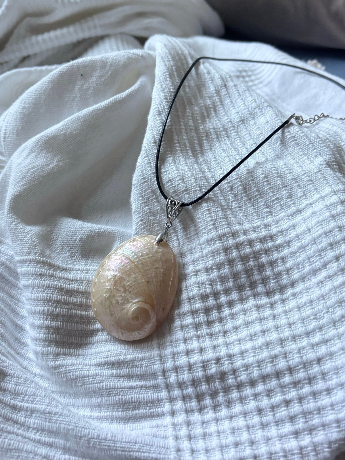 Schelpen ketting met hanger, Overige kleuren, Ophalen of Verzenden, Zo goed als nieuw, Overige materialen