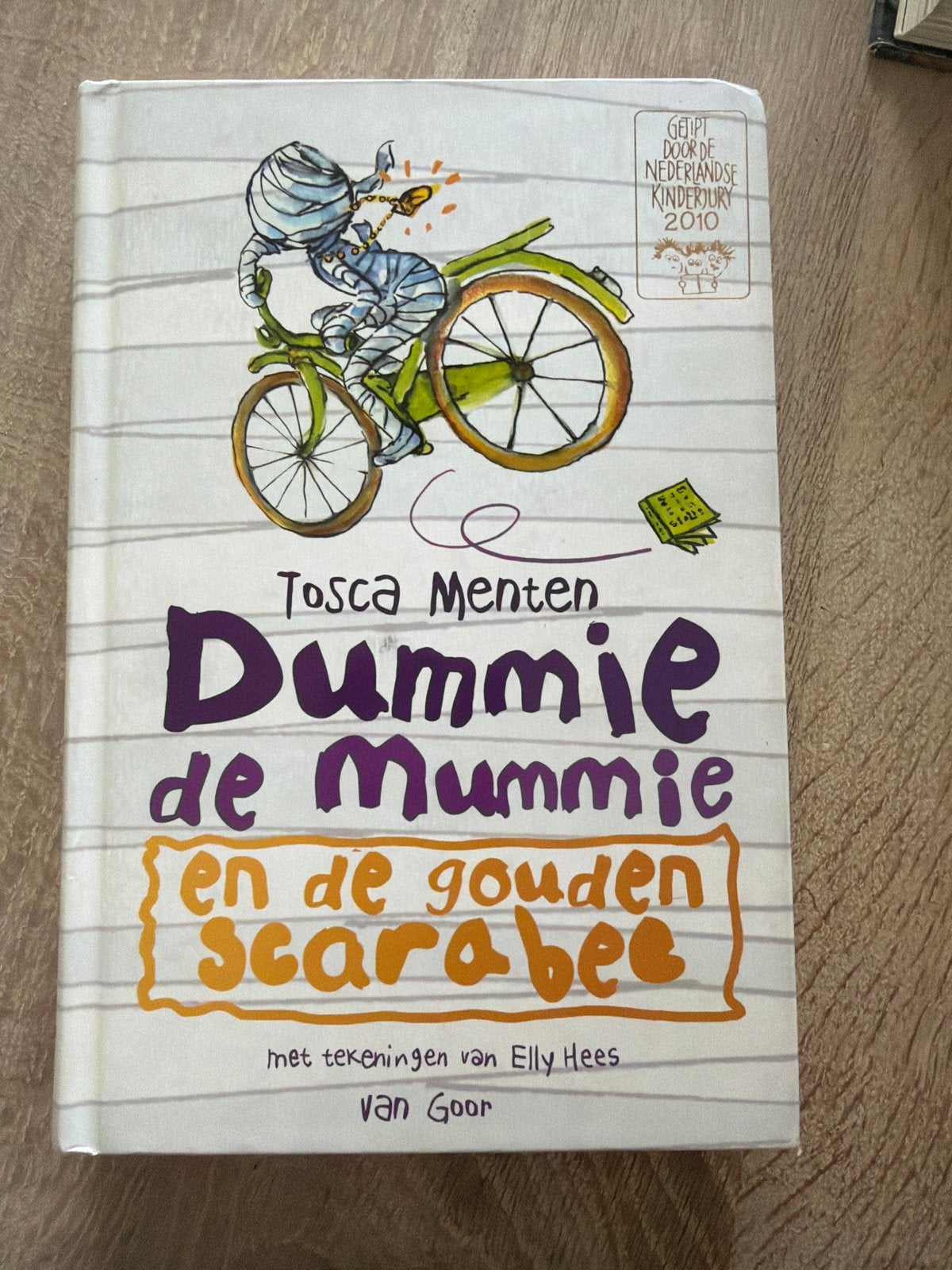 Dummie de Mummie en de gouden scarabee - Tosca Menten, Boeken, Ophalen of Verzenden, Zo goed als nieuw, Fictie algemeen
