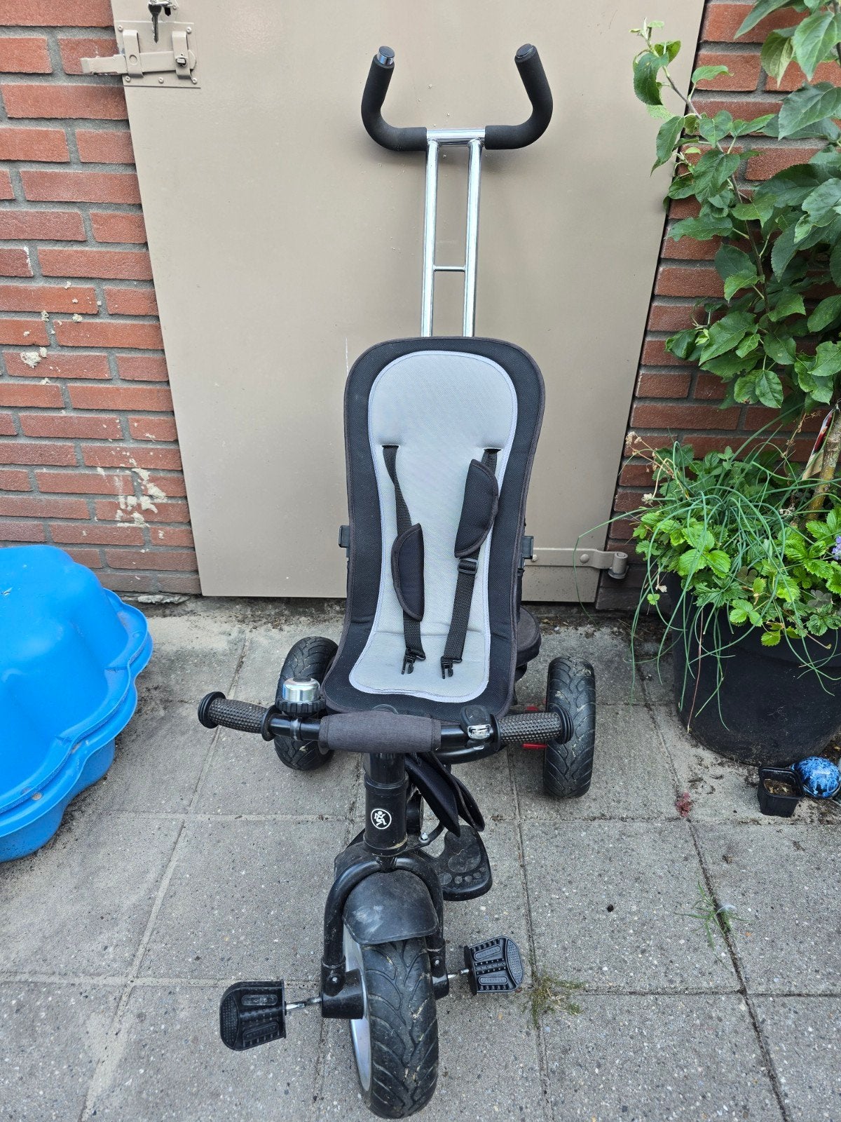 Loopfiets/driewieler met duwstang en mandje, Kinderen en Baby's, Speelgoed | Buiten | Voertuigen en Loopfietsen, Ophalen, Gebruikt