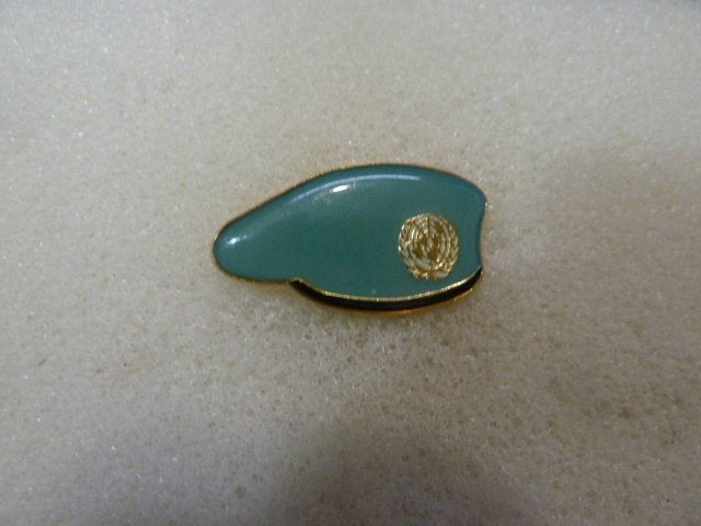 Vintage VN-pin - Blauwe baret met VN-logo, Ophalen of Verzenden, Gebruikt, Overige onderwerpen, Speldje of Pin
