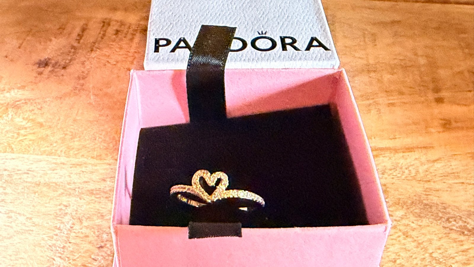 Pandora 14k vergulde ring met hartvormig detail, Met kristal, 18 tot 19, Ophalen of Verzenden, Zo goed als nieuw