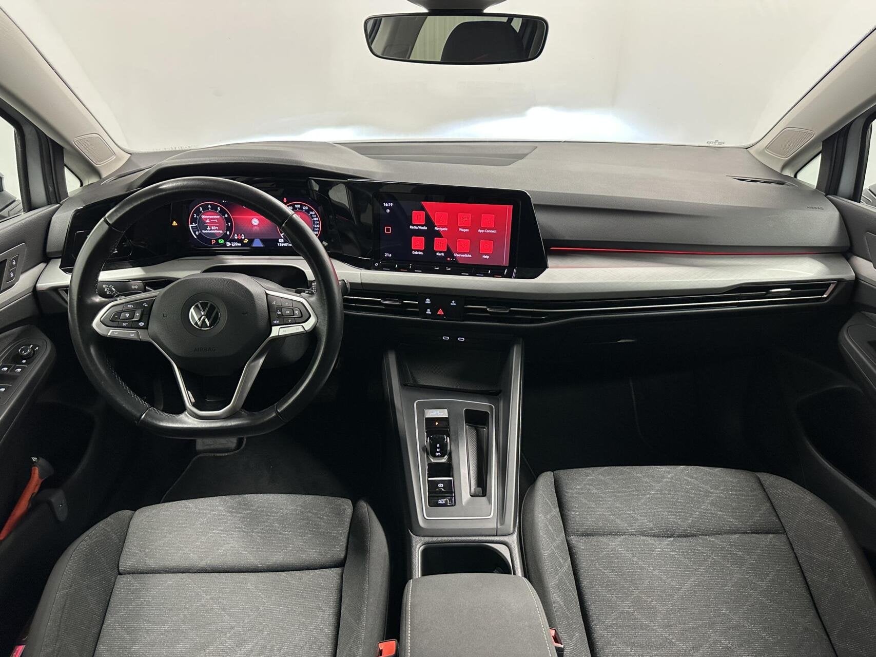 Volkswagen Golf Variant 1.0 eTSI Life CAMERA CARPLAY NAVI CR, Auto's, Stof, Gebruikt, Met garantie (alle), 19 km/l