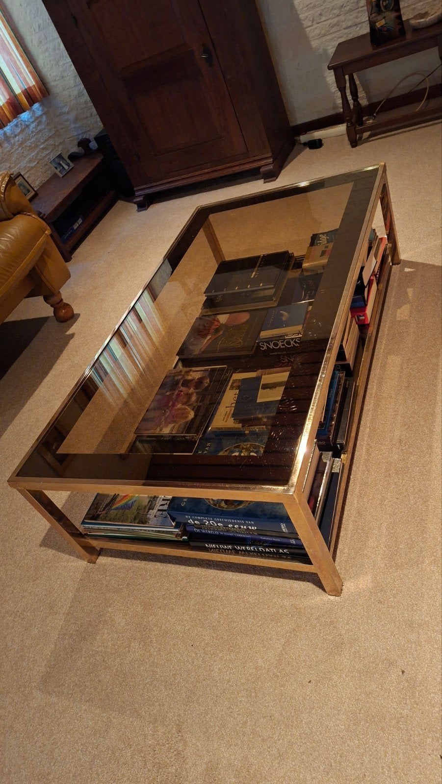 Gouden salontafel met glazen blad en opbergruimte, Huis en Inrichting, Ophalen, Modern, Klassiek, Gebruikt, 100 tot 150 cm