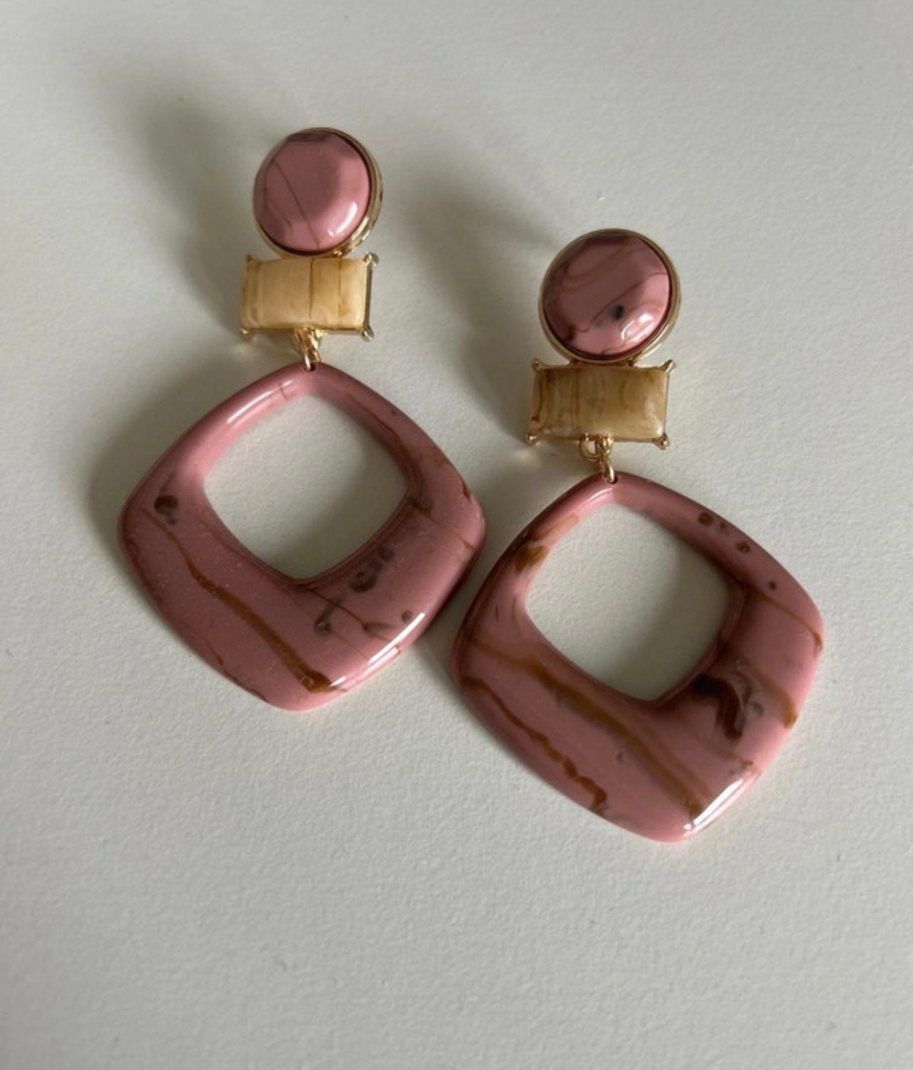 Nieuwe roze oorbellen met marmerlook, Overige materialen, Hangers, Nieuw, Ophalen of Verzenden