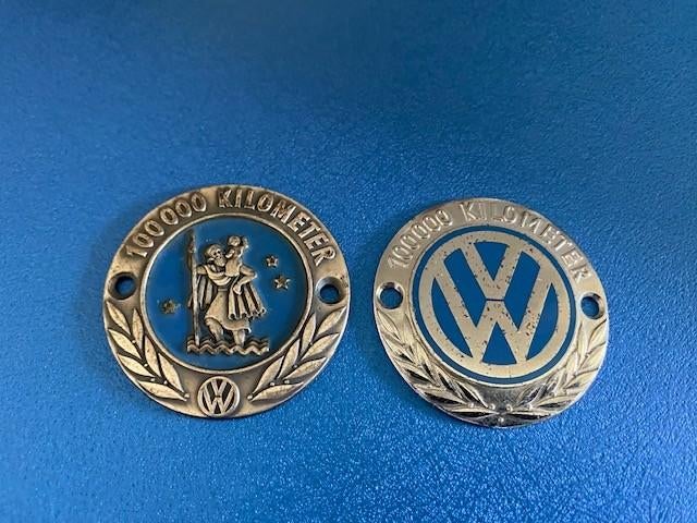 Oude Volkswagen 100.000 km emblemen 2 stuks, Ophalen of Verzenden, Gebruikt, Auto's