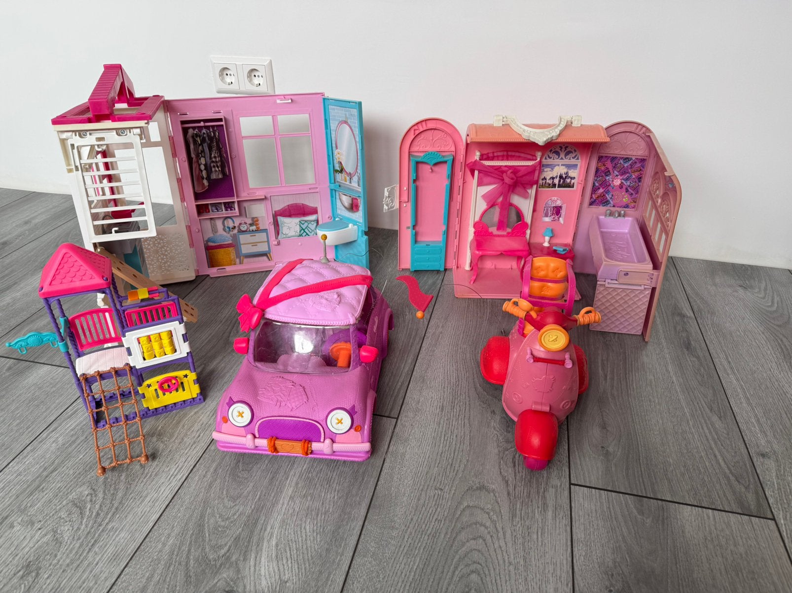 Barbiehuis auto motor speeltuin, Kinderen en Baby's, Speelgoed | Poppenhuizen, Ophalen, Zo goed als nieuw, Toebehoren