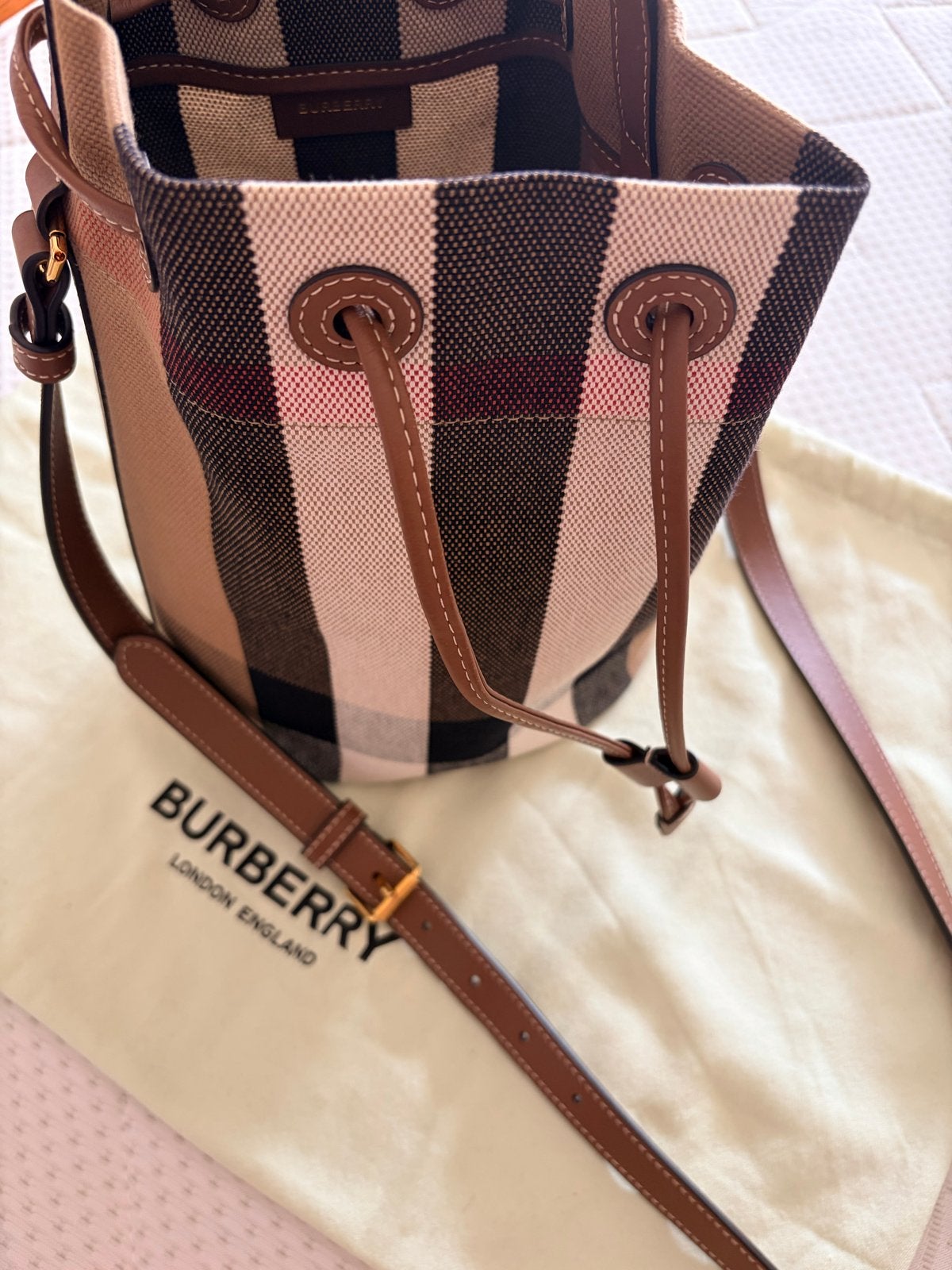 Burberry Bucket Bag - Zo goed als nieuw, Ophalen of Verzenden, Zo goed als nieuw, Beige, Handtas
