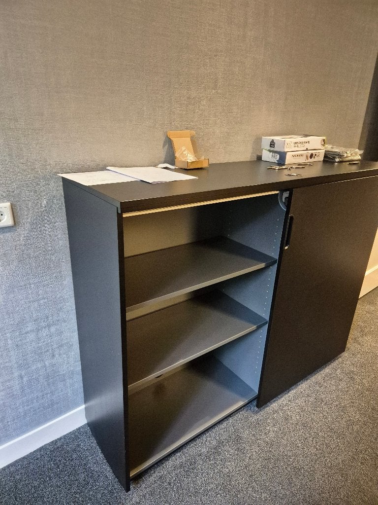Gratis ruime zwarte schuifdeurkast 160 cm – Amsterdam Zuid, Ophalen, Met deur(en), Gebruikt, 100 tot 150 cm