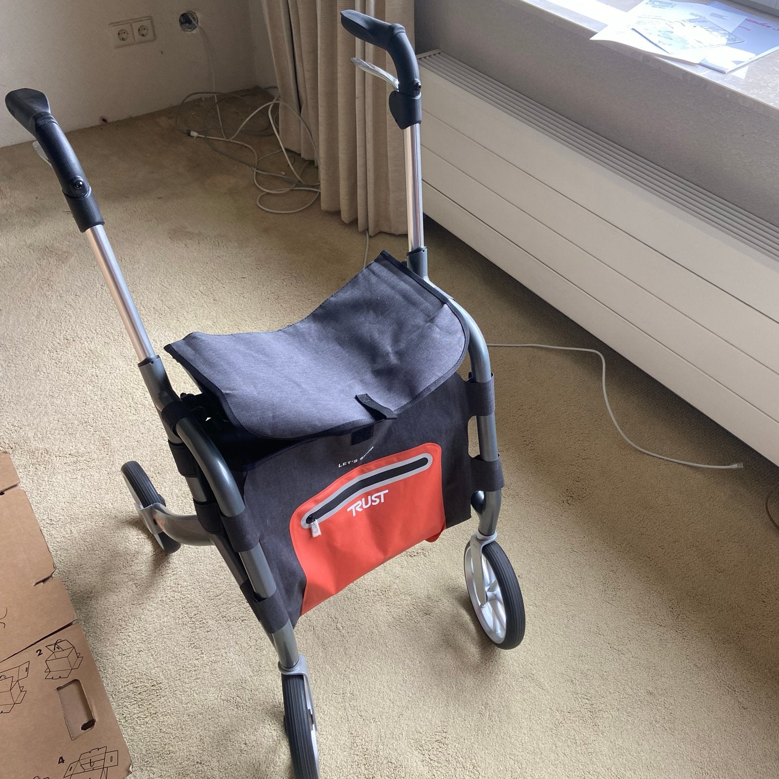 Te koop: nooit gebruikte Trust rollator met grote tas, Diversen, Rollators, Nieuw, Ophalen