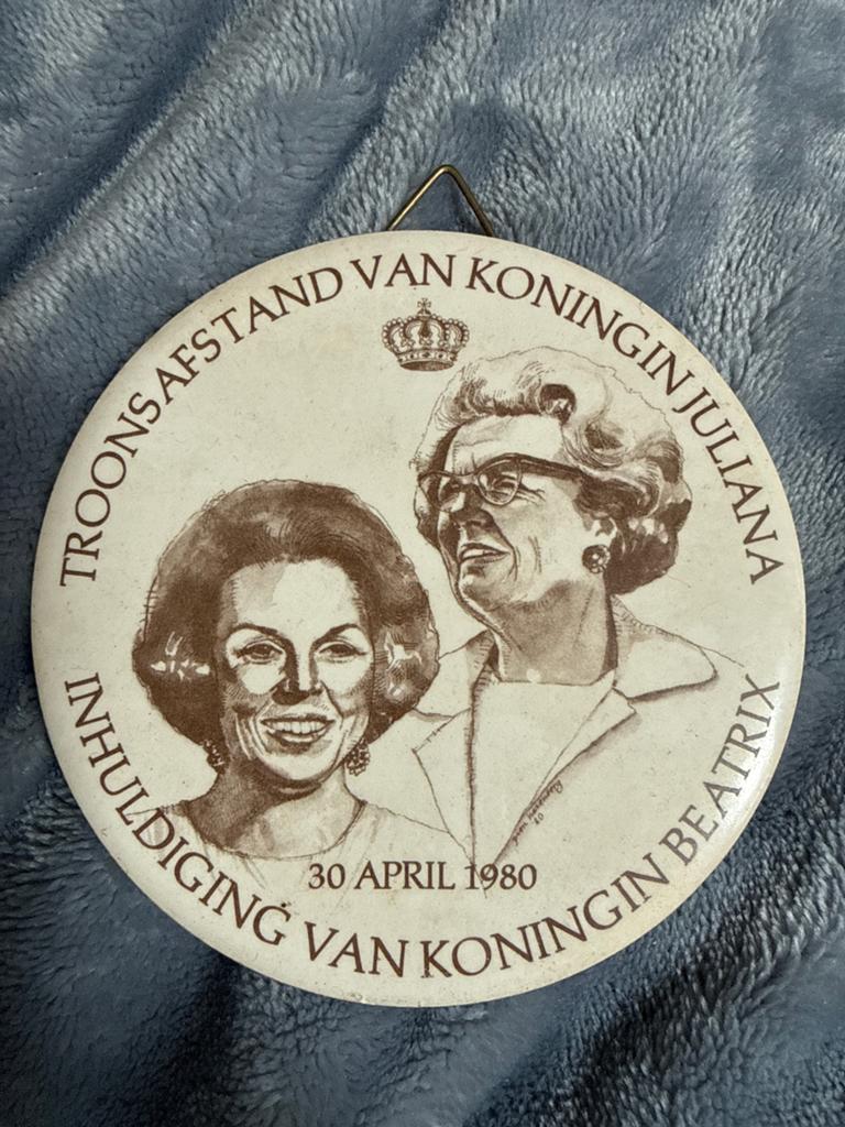 Tegeltje Troonsafstand Juliana Inhuldiging Beatrix 1980, Ophalen of Verzenden, Gebruikt, Nederland, Overige typen