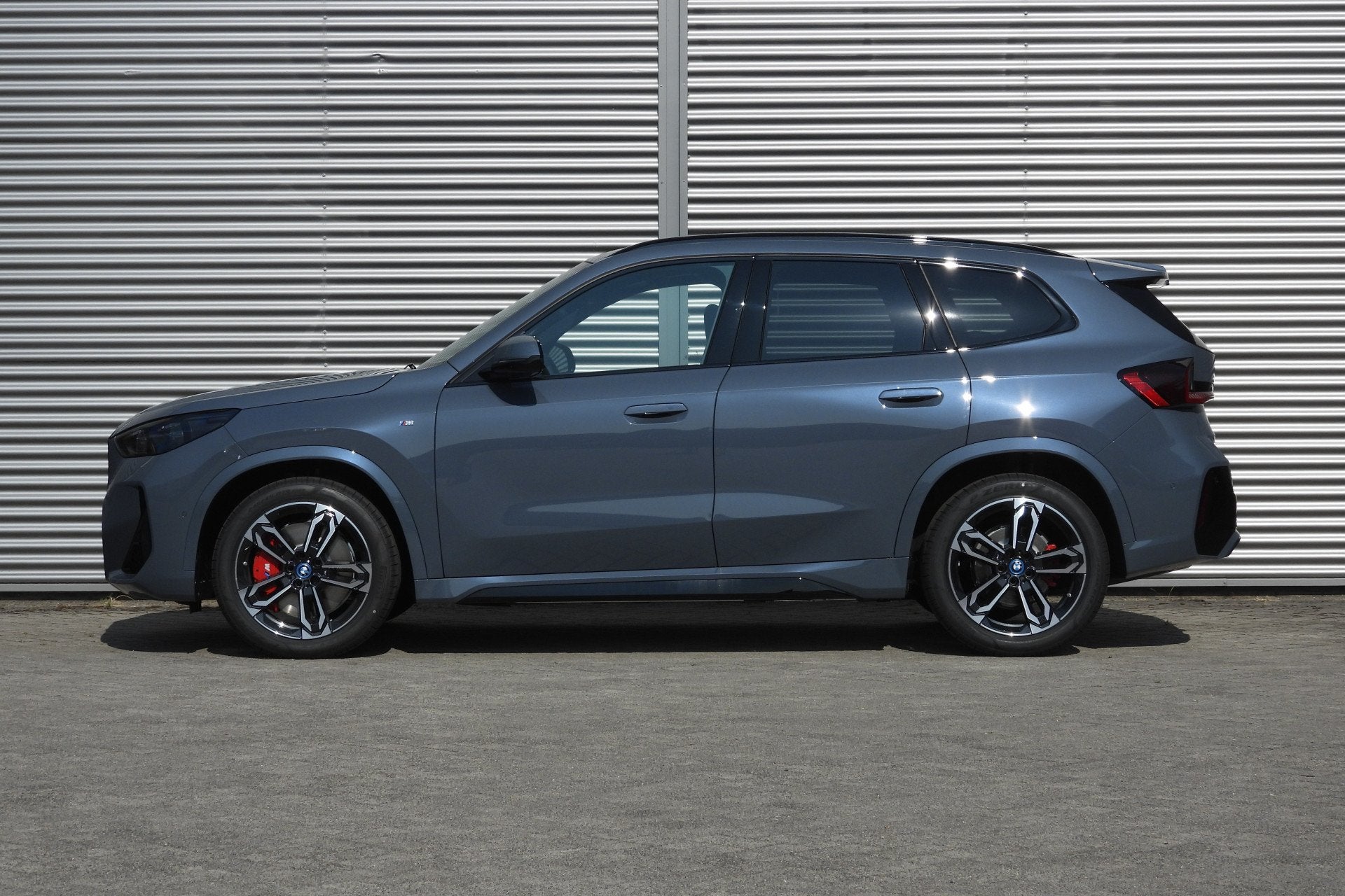 BMW iX1 eDrive20 M Sport / Panoramadak / Sportstoelen / M Ad, Auto's, BMW, Zwart, Leder, Nieuw, 1840 kg