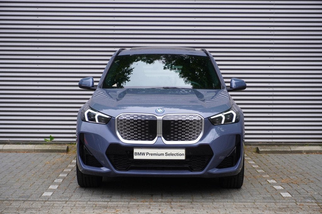 BMW iX1 eDrive20 67 | M Sportpakket | Comfort Pack | 20 inch, Auto's, BMW, Met garantie (alle), Parkeercamera, 204 pk, 474 km