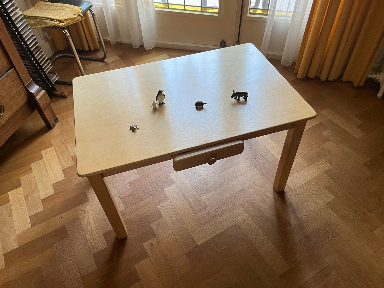 Stevige houten kindertafel met 2 kubusstoeltjes, Ophalen, Gebruikt, Tafel(s) en Stoel(en)