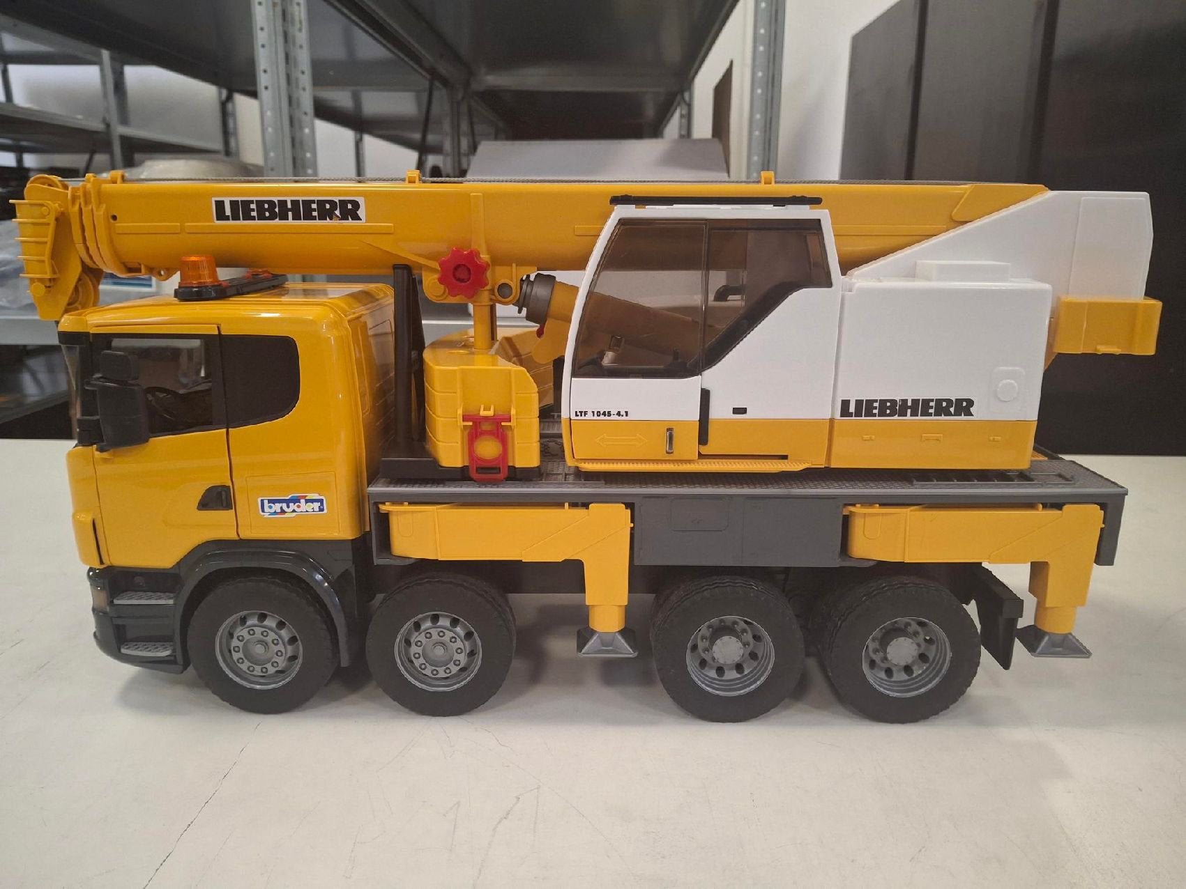Bruder Scania R-serie met Liebherr telekraan opbouw, Kinderen en Baby's, Speelgoed | Speelgoedvoertuigen, Ophalen of Verzenden