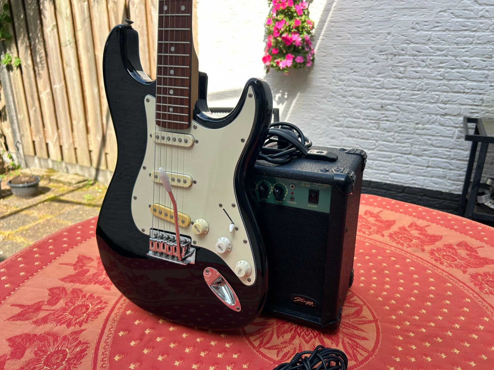 Stagg elektrische gitaar zwart met versterker en draagtas, Met versterker, Zo goed als nieuw, Solid body, Ophalen