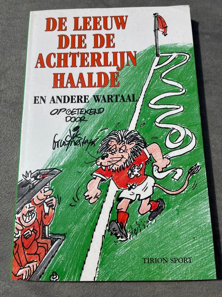 De Leeuw Die De Achterlijn Haalde - Dik Bruynesteyn, Boeken, Humor, Zo goed als nieuw, Ophalen of Verzenden