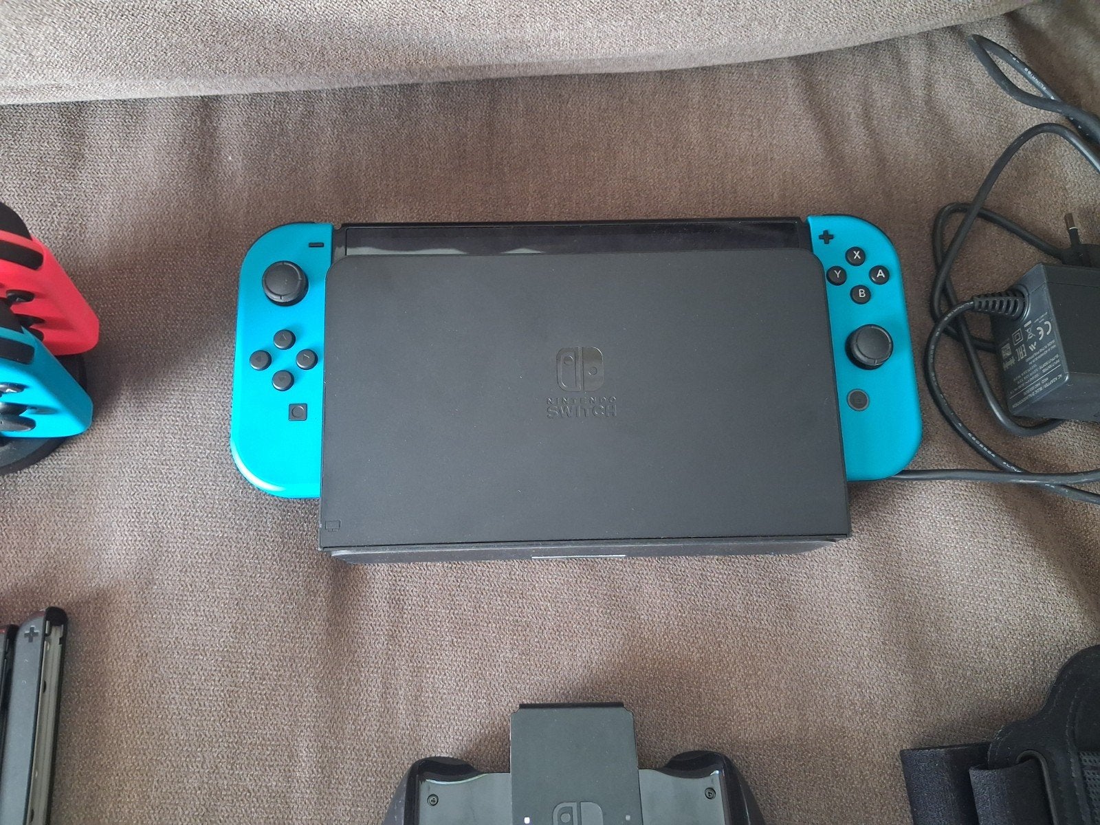 Nintendo Switch met 6 Joy-Cons, 3 spellen en accessoires, Spelcomputers en Games, Spelcomputers | Nintendo Switch, Switch OLED