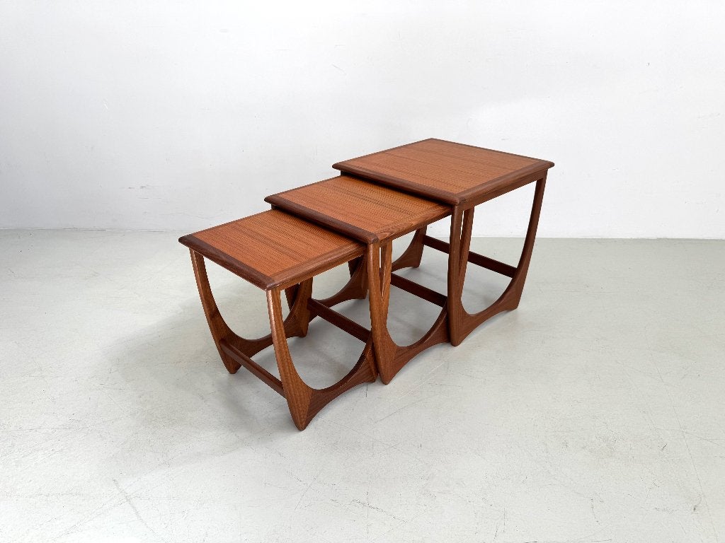 Vintage set bijzettafels van G-Plan., Huis en Inrichting, Minder dan 55 cm, Rond, Zo goed als nieuw, Ophalen