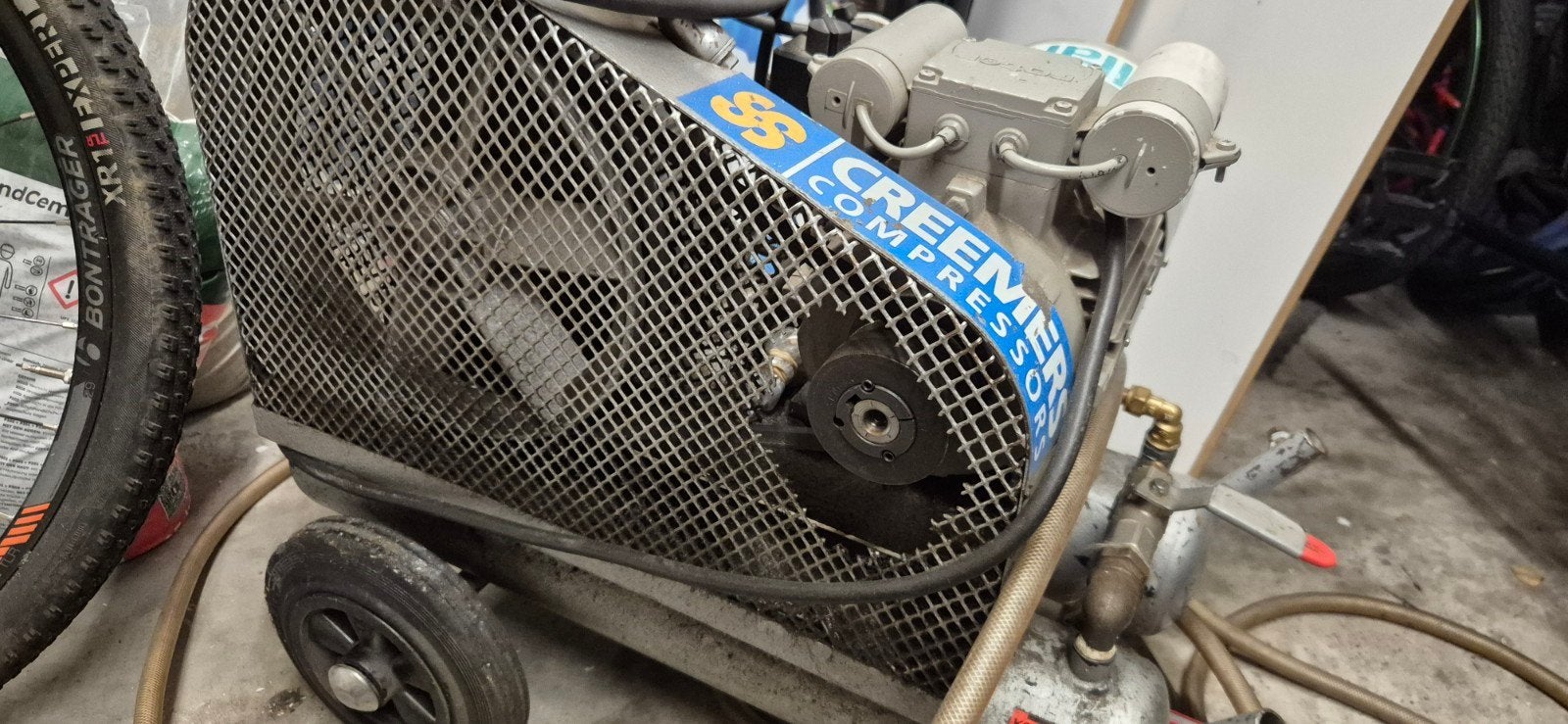 Werkende compressor met luchtslang, Ophalen, Gebruikt, 6 tot 10 bar, 25 tot 100 liter
