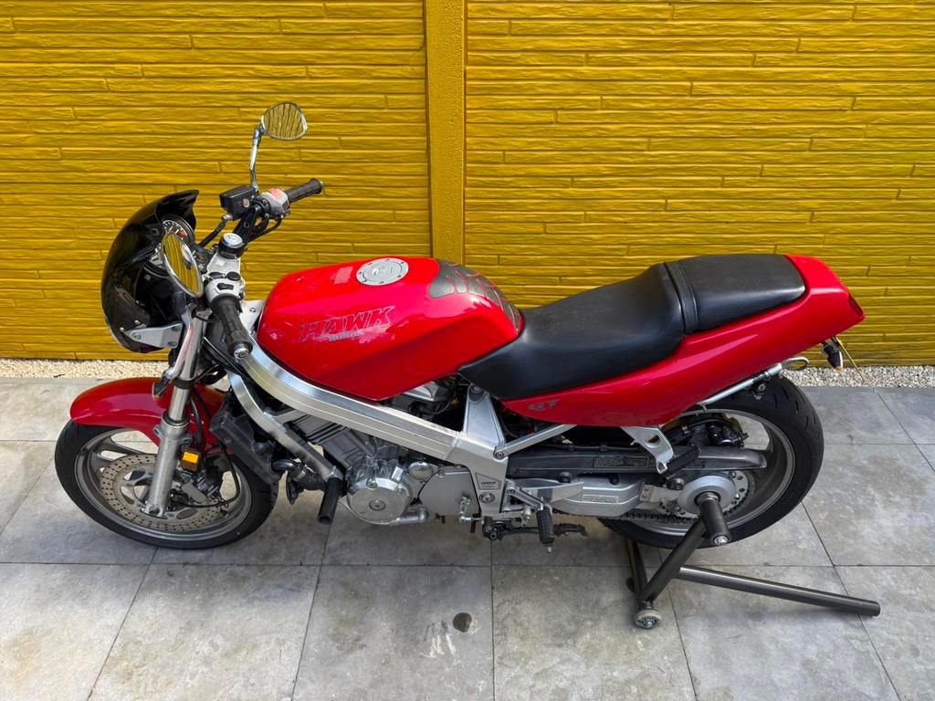 Prachtige Honda NT650 Hawk GT mét nieuwe banden en ketting, Motoren, Sportuitlaat, 2 cilinders, Motorrijbewijs A, Gebruikt