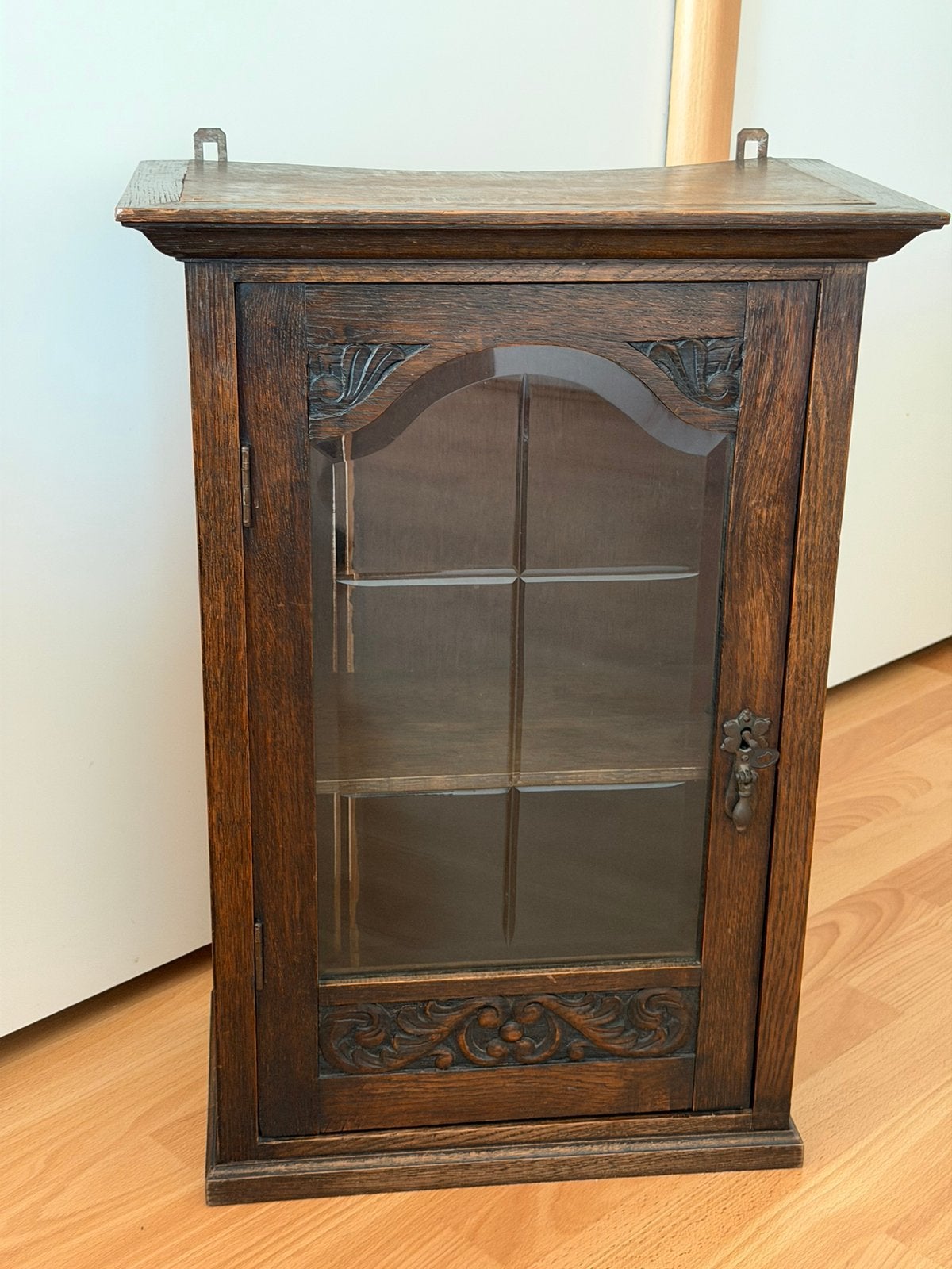 Antiek vitrinekastje met geslepen glas, Huis en Inrichting, Kasten | Vitrinekasten, Gebruikt, Glas, Minder dan 100 cm, 25 tot 50 cm
