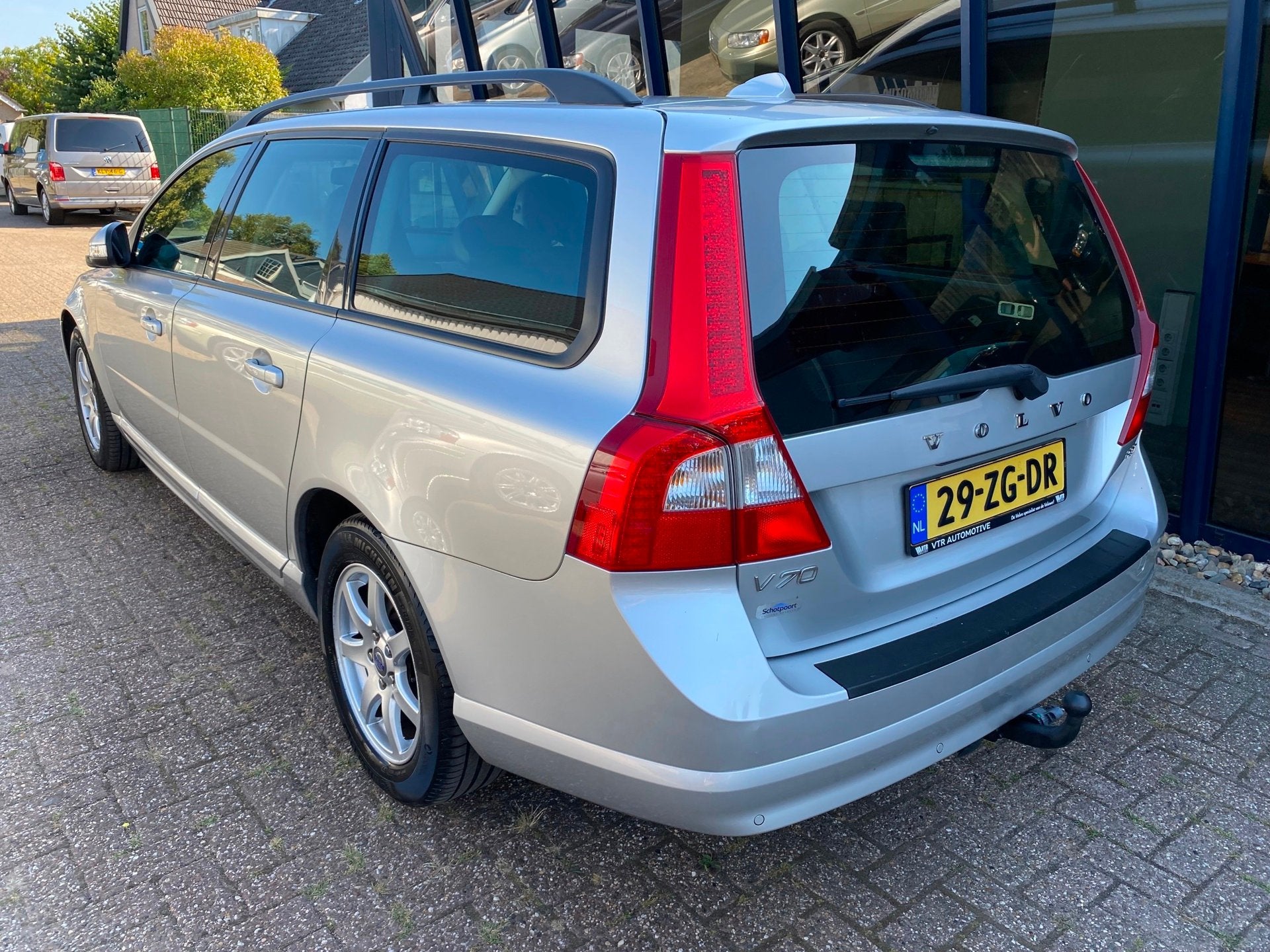 Volvo V70 2.5T Momentum Automaat LEER / PDC / TREKHAAK, Auto's, Volvo, Zwart, 2521 cc, 93 €/maand, Euro 4