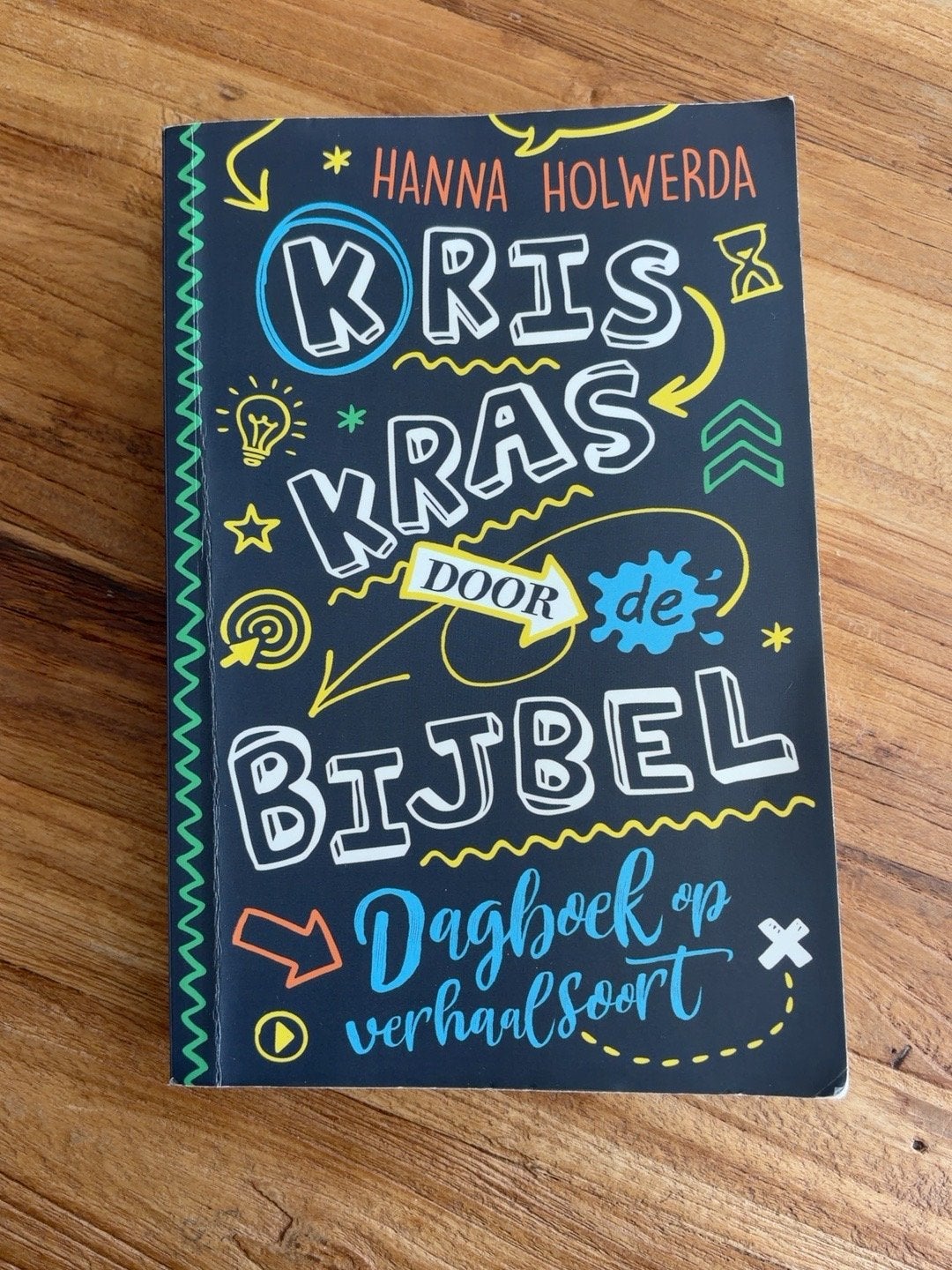 Hanna Holwerda - Kriskras door de Bijbel, Non-fictie, Ophalen of Verzenden, Zo goed als nieuw, Hanna Holwerda
