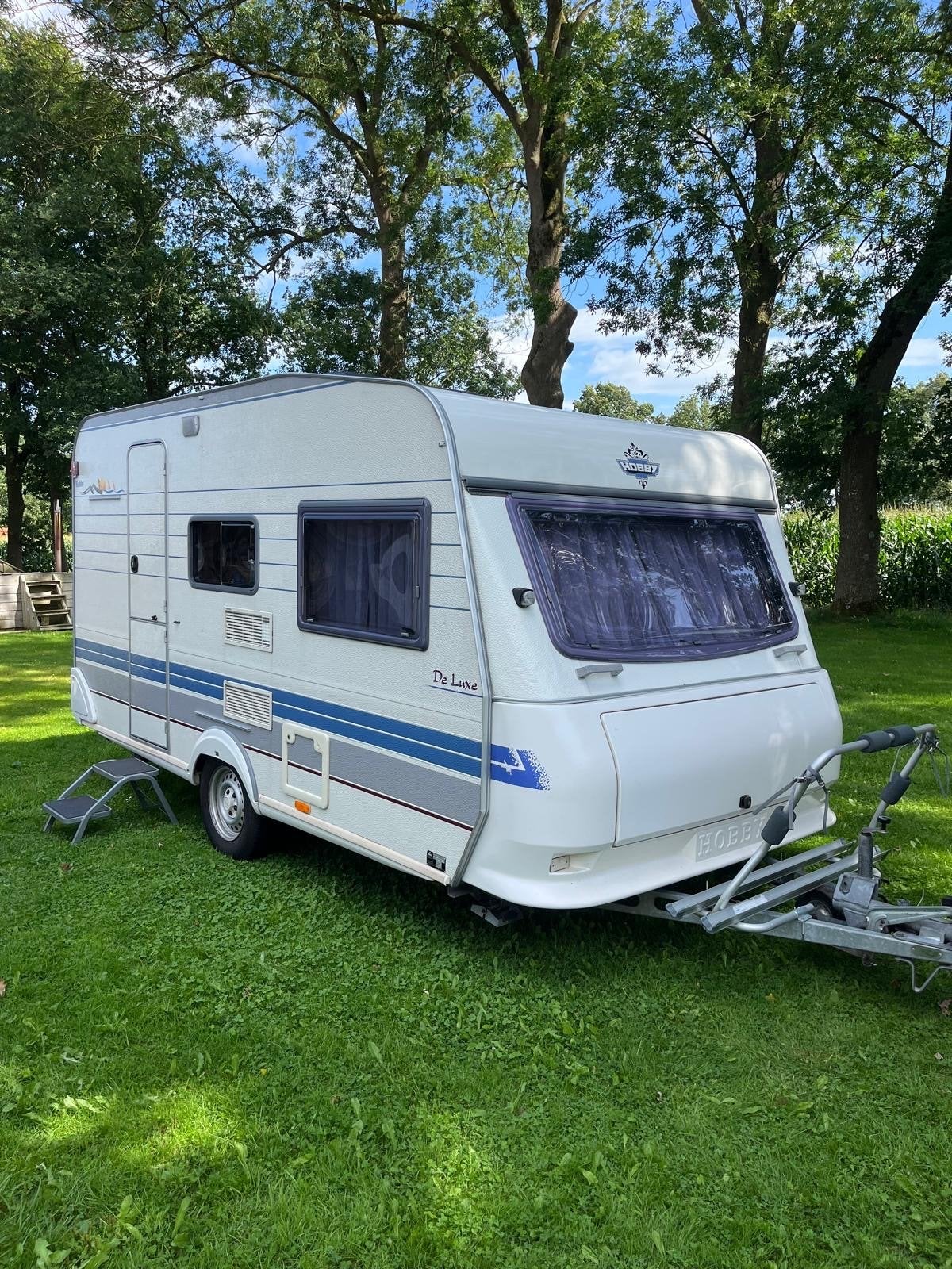 Hobby 400KB uit 1998 met stapelbed en voortent, Stapelbed, Rondzit, Hobby, 750 - 1000 kg