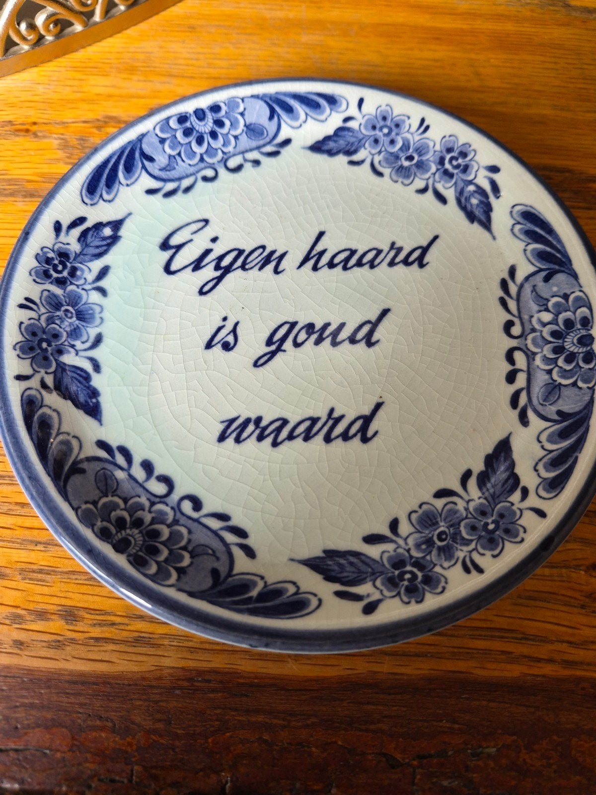 Delfts Blauw Wandbordje "Eigen haard is goud waard", Antiek en Kunst, Ophalen of Verzenden
