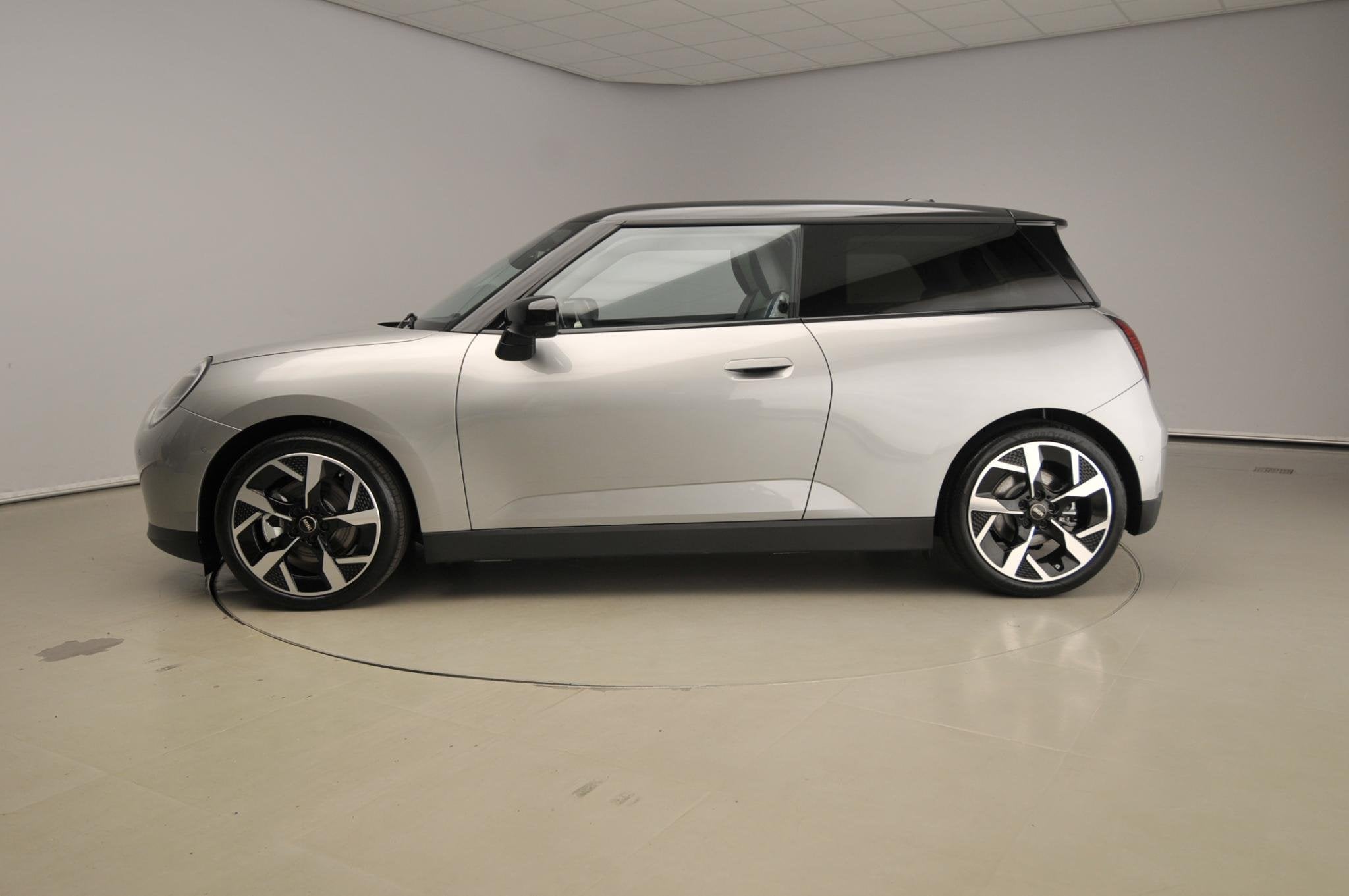 MINI 3-deurs Cooper E Classic Trim / Pakket L / Harman-Kardo, Gebruikt, 300 km, 41 kWh, 4 stoelen
