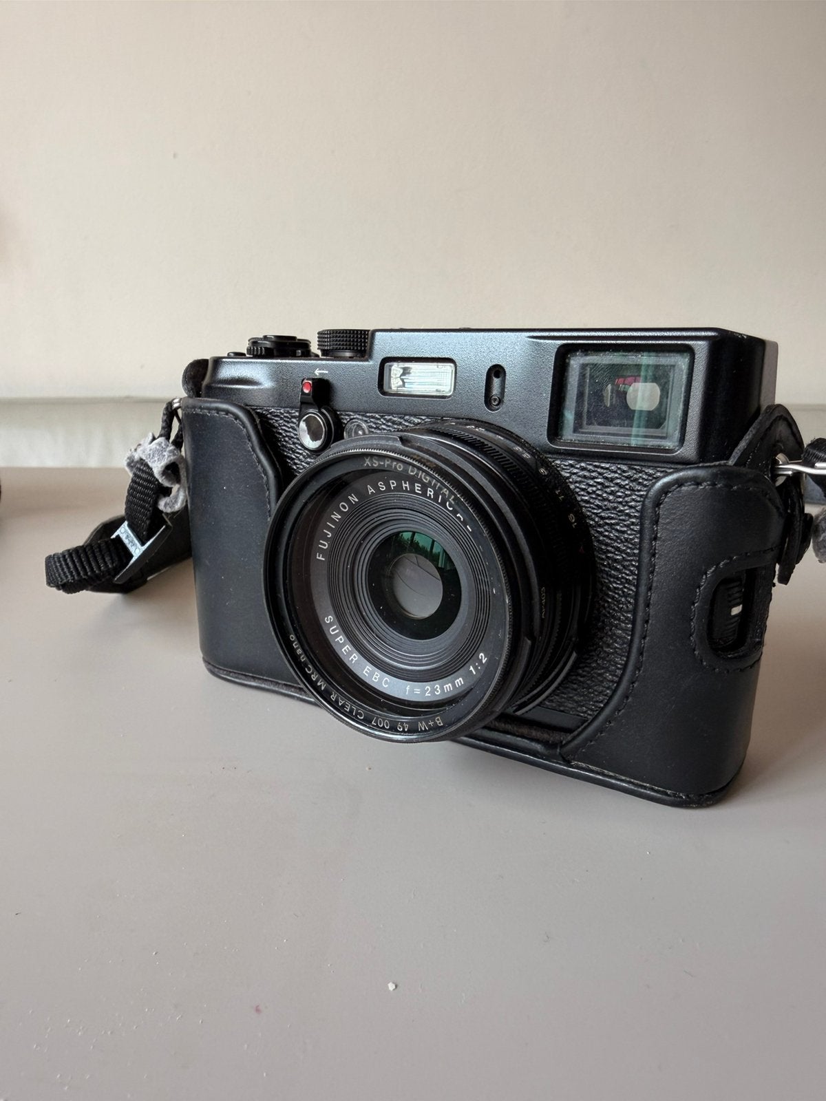 Fujifilm X100S Black + leren hoes, filter, accu’s en lader, Ophalen of Verzenden, Gebruikt, Compact, Fuji