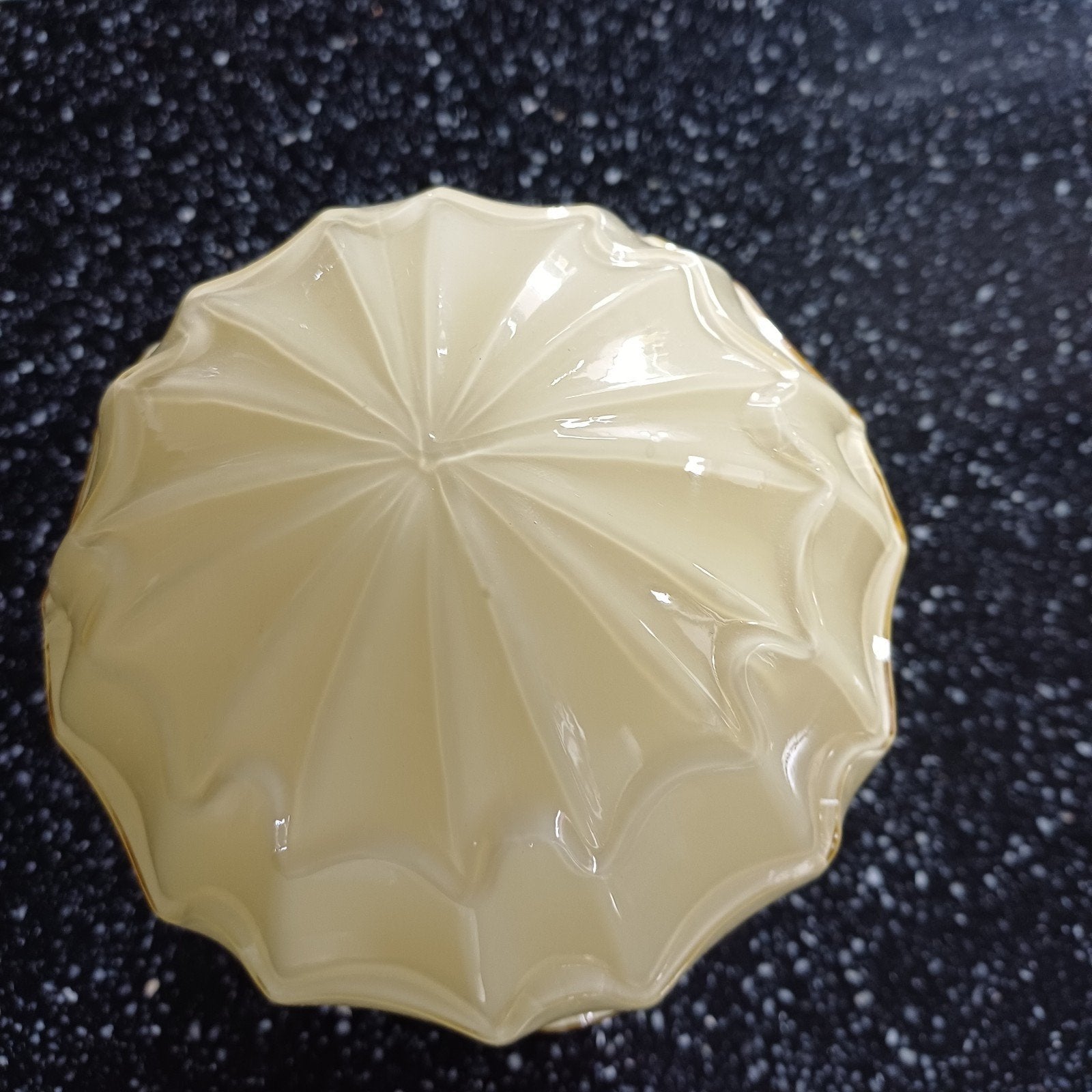 een mooie vintage lamp met licht gele glazen bol, Ophalen, Gebruikt, Vintage, Plafondlamp