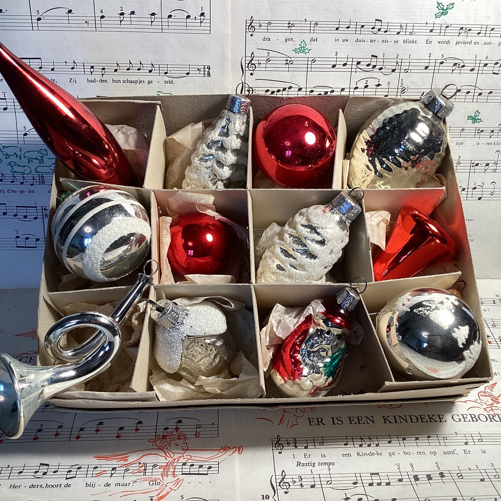 12 rode en zilveren oude glazen kerstballen en figuren 22,50, Ophalen of Verzenden, Gebruikt