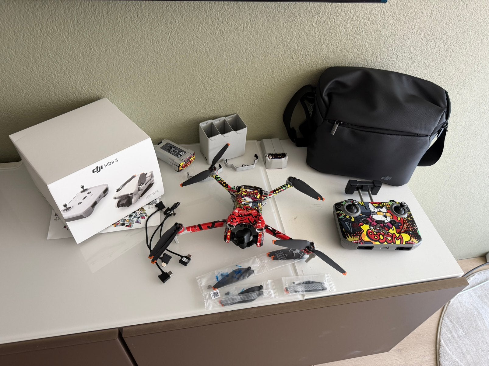 DJI Mini 3 Complete Set + Extra Accu’s + Tas + Stickerset, Audio, Tv en Foto, Drones, Ophalen, Zo goed als nieuw