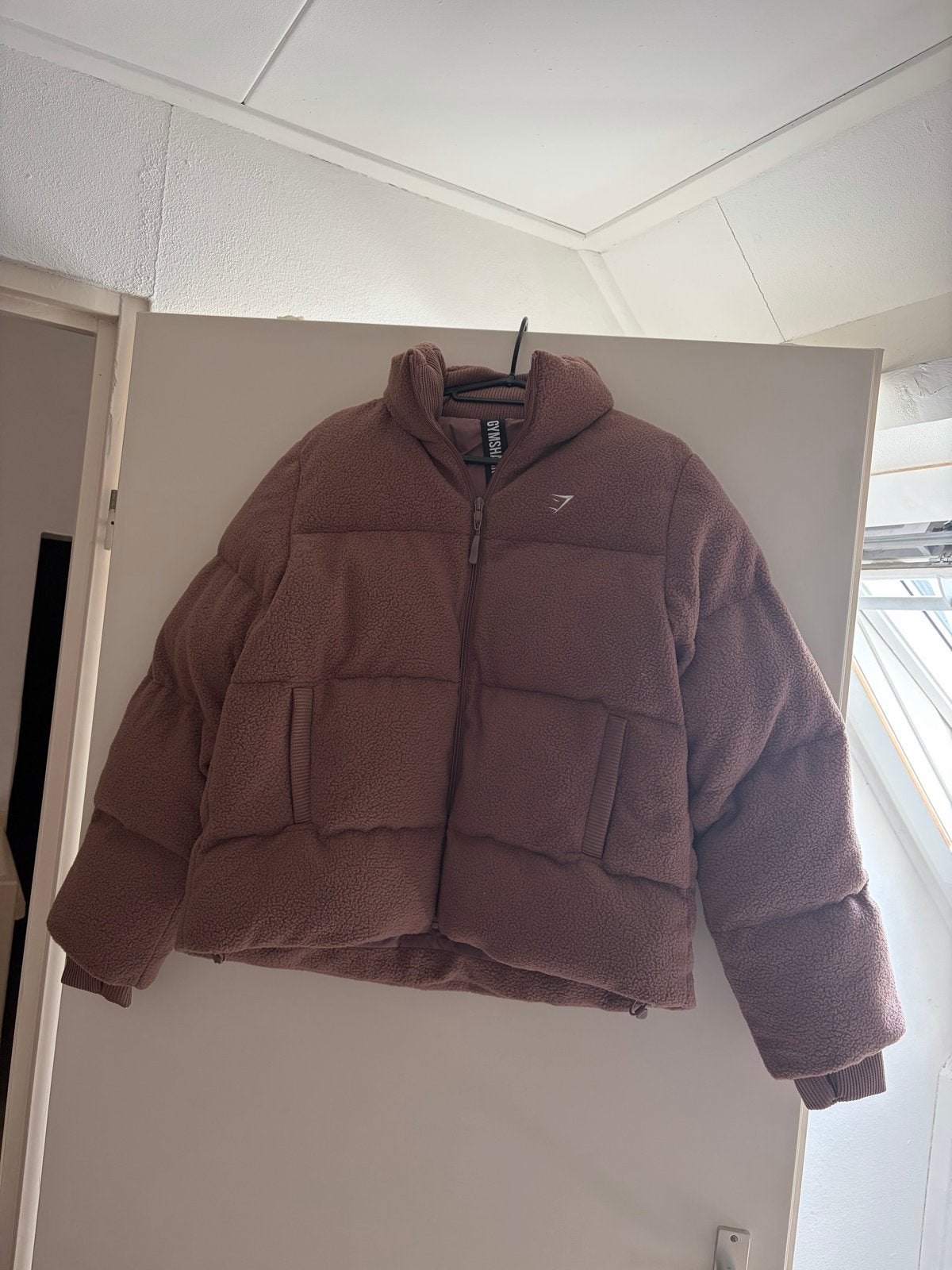 Gymshark Puffer Jacket - nieuw, Verzenden, Nieuw, Maat 34 (XS) of kleiner, Bruin