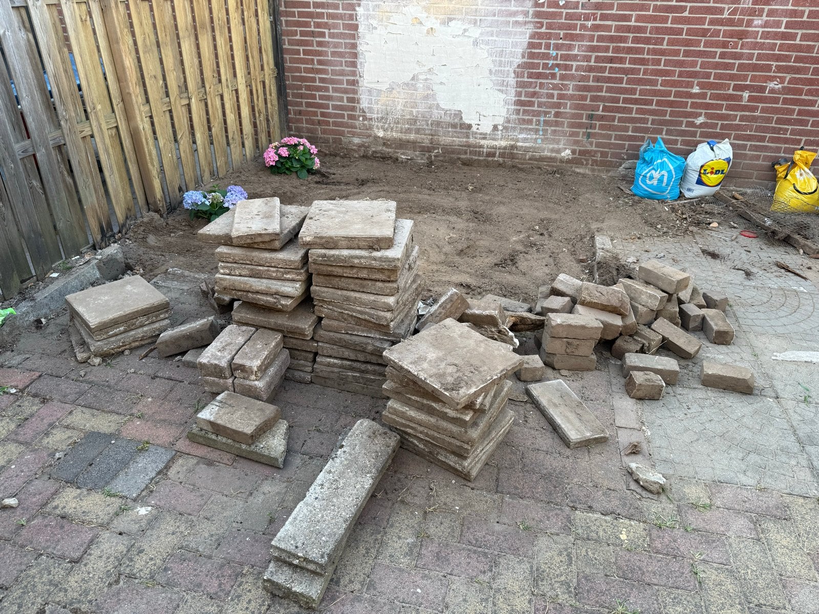 GRATIS Gebruikte terrastegels en klinkers, Ophalen, Gebruikt, Beton, Terrastegels
