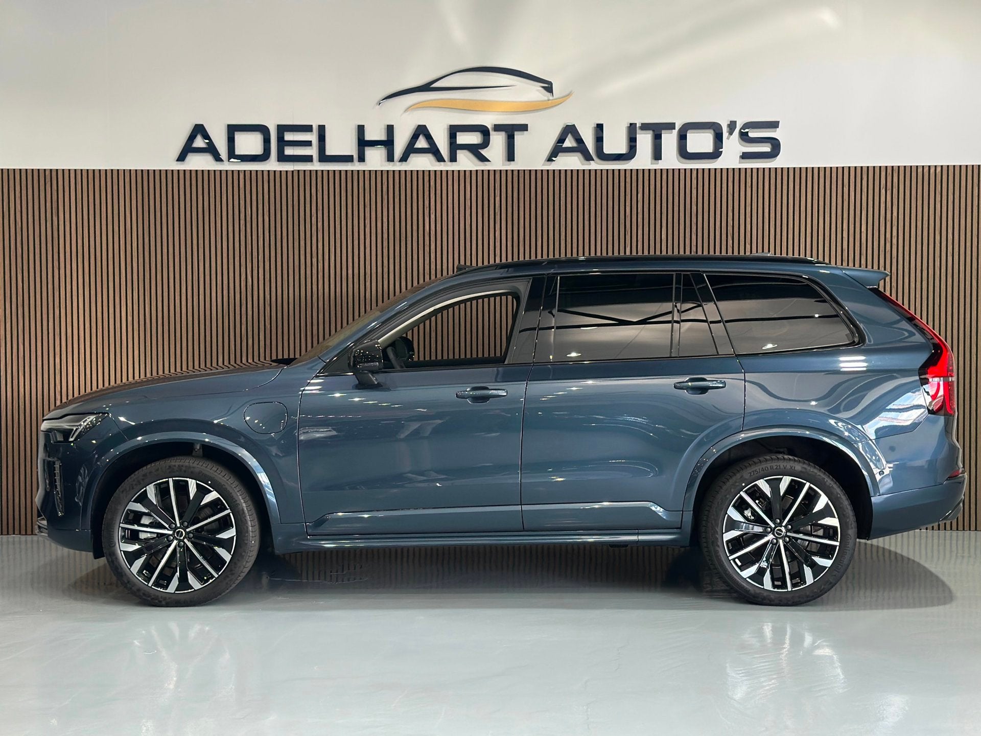 Volvo XC90 2.0 T8 Plug-in hybrid AWD Ultra Dark / Panorama d, Zwart, 4 cilinders, Blauw, 7 stoelen